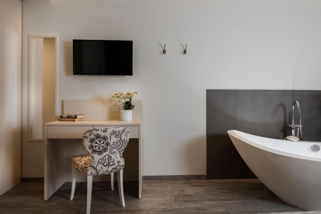 Deluxe Double Room Bath