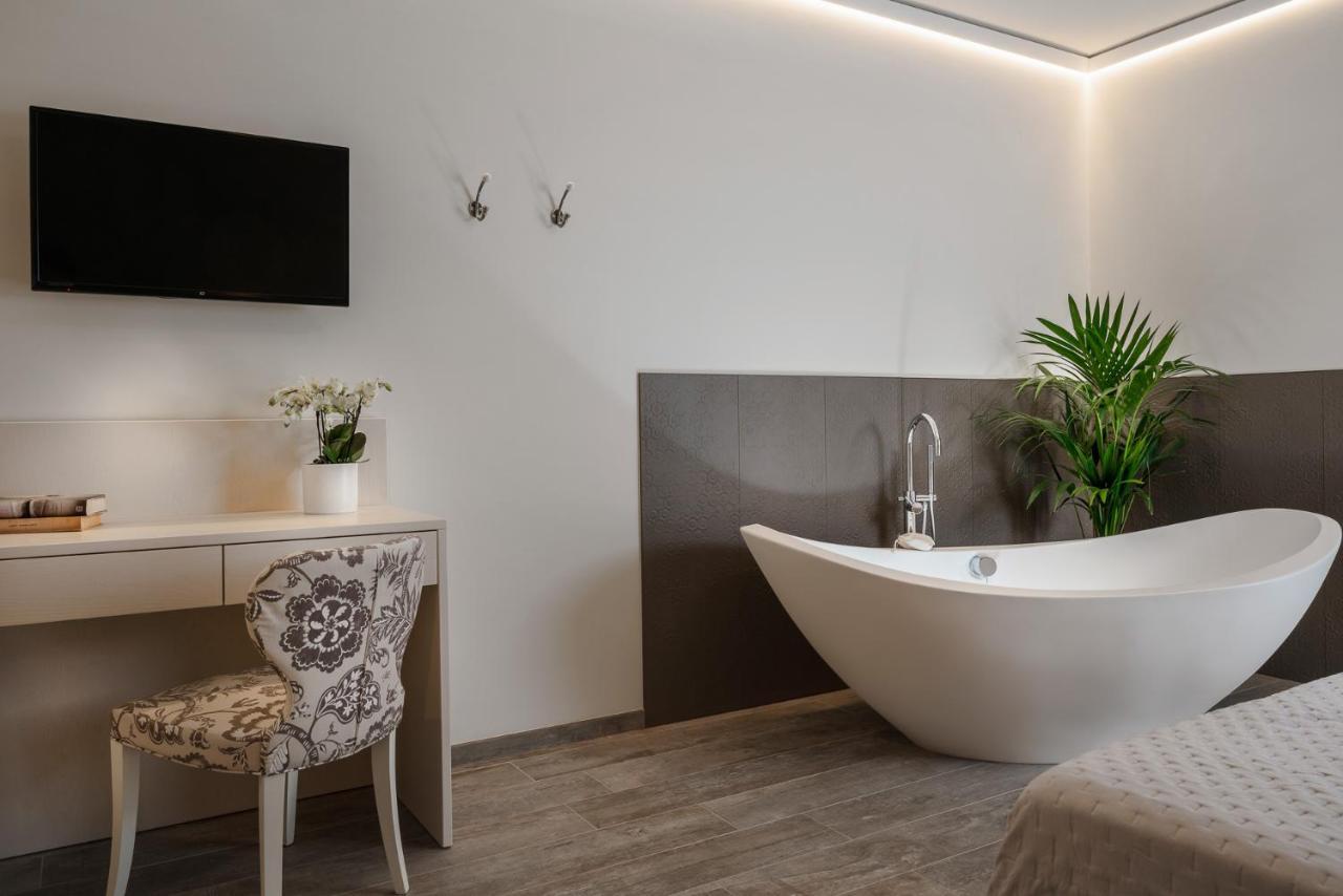 Deluxe Double Room Bath