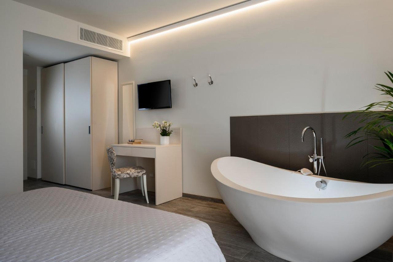 Deluxe Double Room Bath